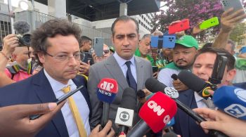 Bolsonaro e seu assessor Fabio Wajngarten estiveram na PF durante a tarde desta terça-feira (27) 