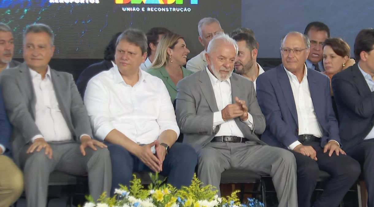 Lula e Tarcísio durante evento em Santos