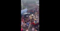 Vídeo: Vaca invade bloco de Carnaval e deixa 3 pessoas feridas no RN; veja