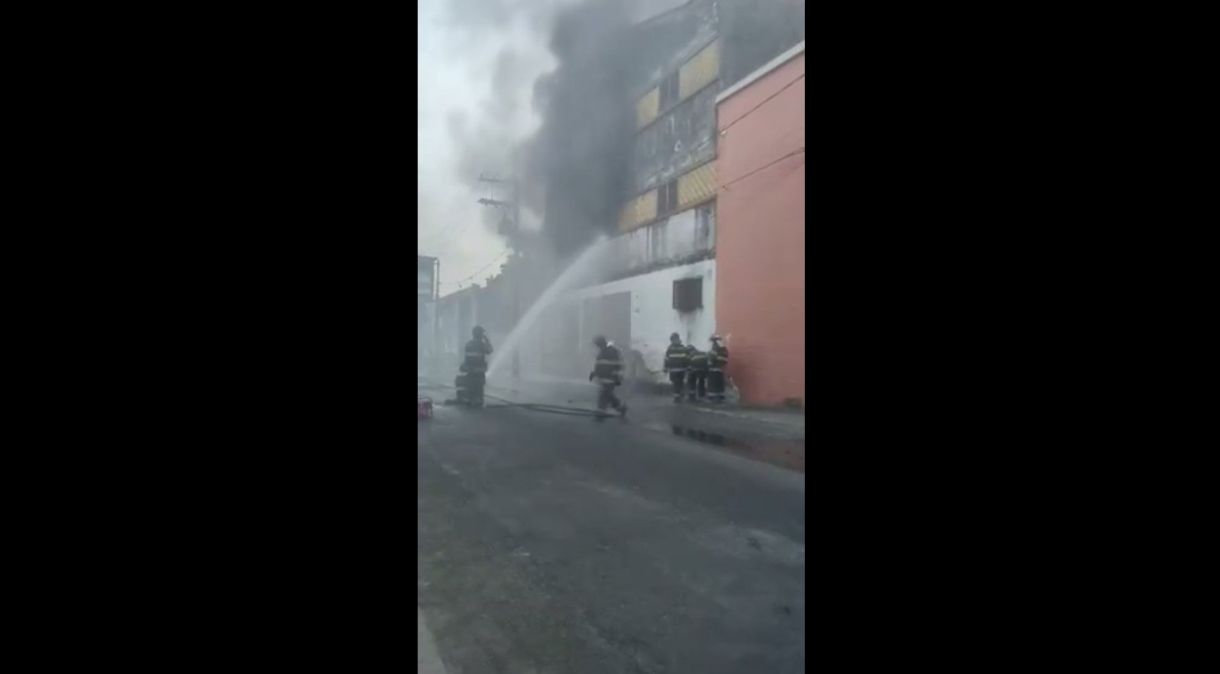 Bombeiros trabalham na contenção das chamas após incêndio no Porto de Santos