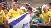 Em ato na Paulista, Bolsonaro sobe em trio exibindo bandeira de Israel