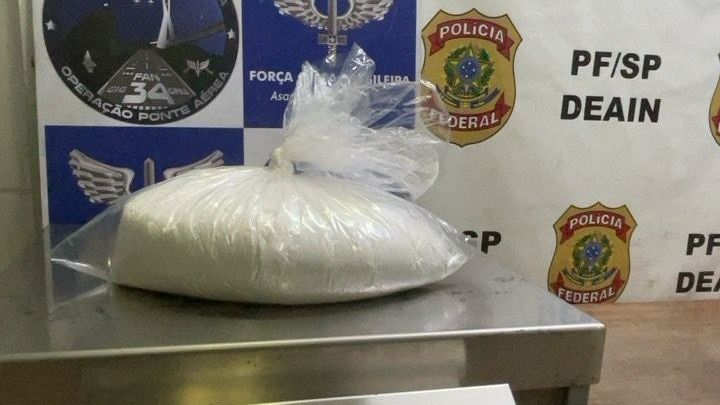 Brasileira ocultava sob as roupas 2 Kg de cocaína, numa espécie de cinta, no Aeroporto de Guarulhos, em São Paulo.