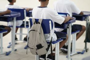 Irregularidade é maior entre estudantes negros, pardos, indígenas e com deficiência