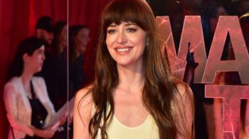 Dakota Johnson revelou ter sido "cortada financeiramente" por sua família ao decidir seguir a carreira de atriz