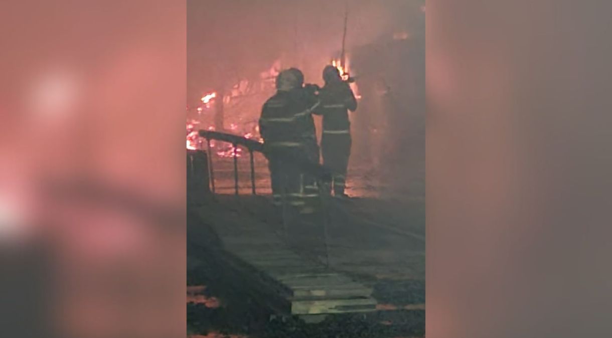 Bombeiros combatem incêndio em fábrica de móveis na região metropolitana do Recife