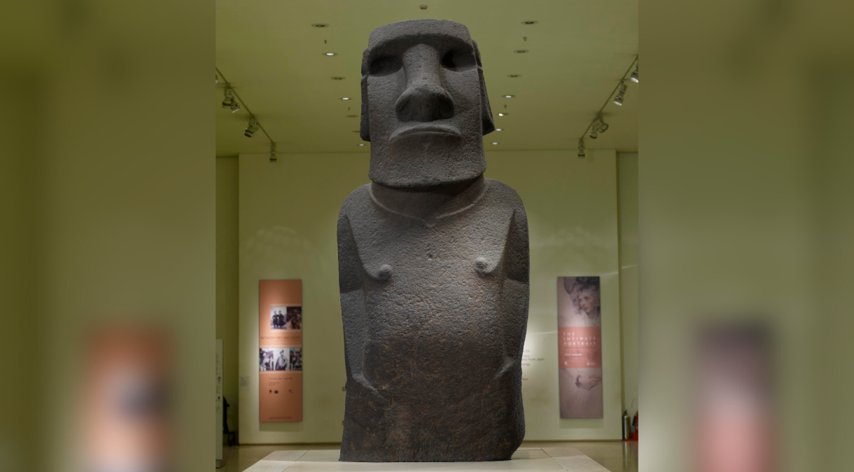 Hoa Hakananaiʻa ("amigo perdido, escondido ou roubado"), um moai da Ilha de Páscoa que está no Museu Britânico