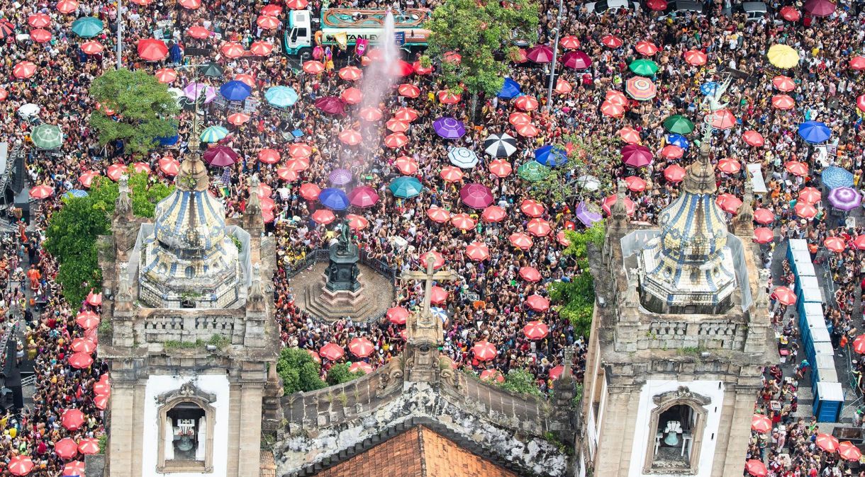 Foliões aproveitam o pré-Carnaval no Rio de Janeiro (RJ)