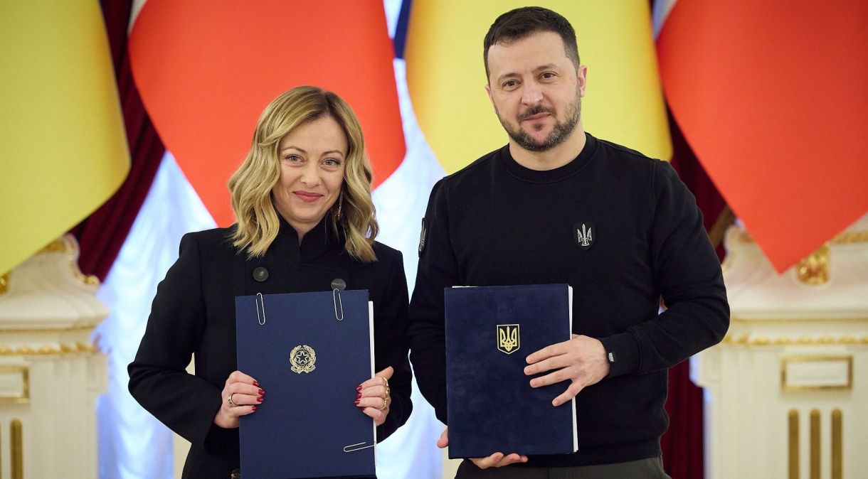 Volodymyr Zelensky, presidente da Ucrânia, assina acordo com Giorgia Meloni, primeira-ministra da Itália