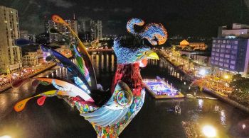 Obra tem 27 metros de altura e pesa quase nove toneladas; desfile do maior bloco de Carnaval do mundo ocorre no próximo sábado (10)