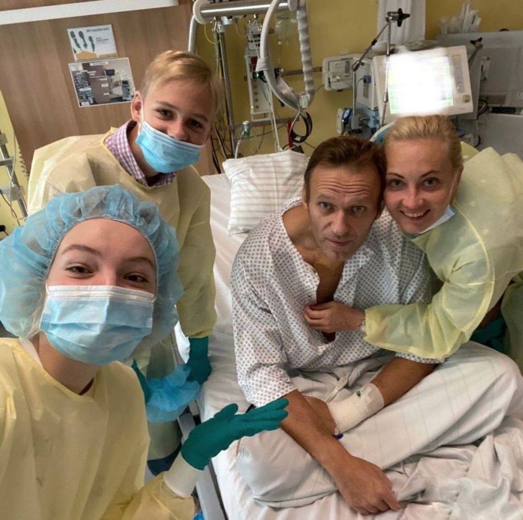 Alexei Navalny em uma cama de hospital, em Berlim, na Alemanha, com a esposa e seus dois filhos durante seu tratamento após ser envenenado.
