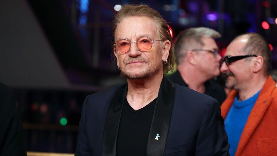 Cantor e vocalista do U2, Bono, na estreia de "Ingeborg Bachmann - Reise in die Wueste" durante o 73º Festival Internacional de Cinema de Berlinale em Berlim