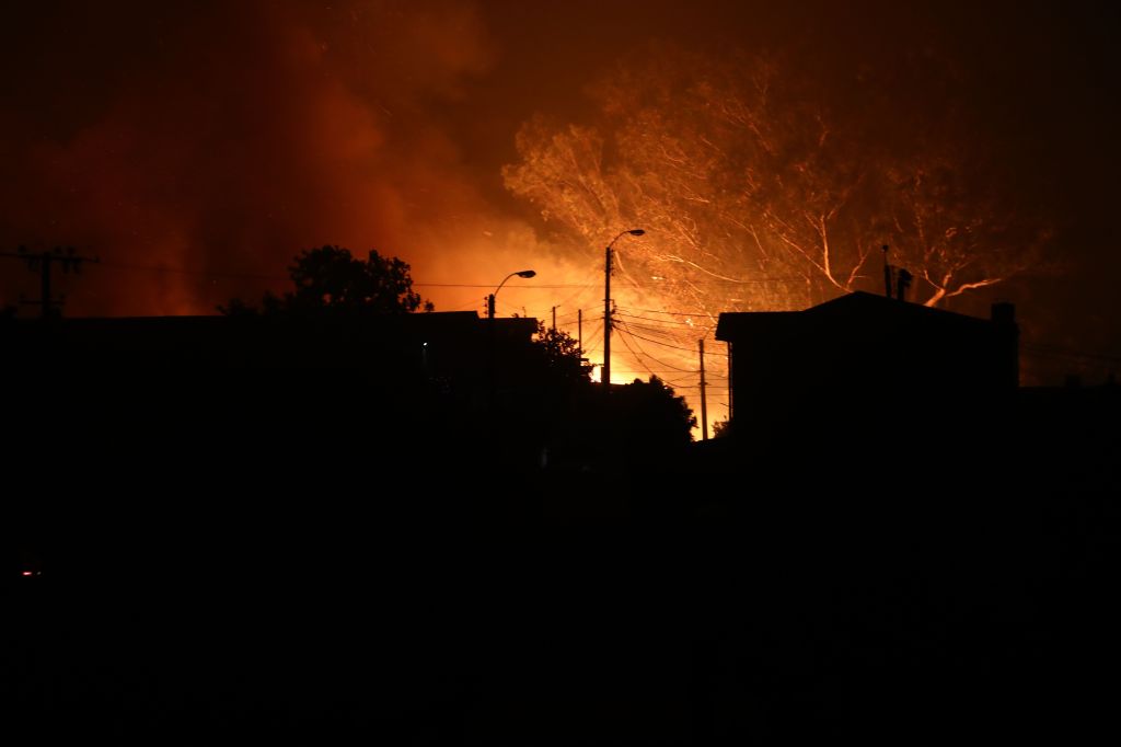 Uma visão da fumaça dos incêndios florestais durante a noite em Valparaíso, Chile, em 02 de fevereiro de 2024.