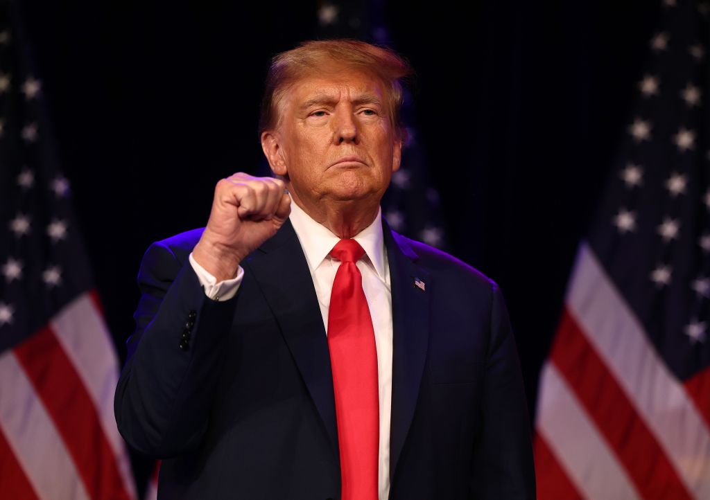 Pré-candidato republicano e ex-presidente dos EUA, Donald Trump, em comício a apoiadores depois de vencer as prévias republicanas em Nevada, em 8 de fevereiro de 2024.