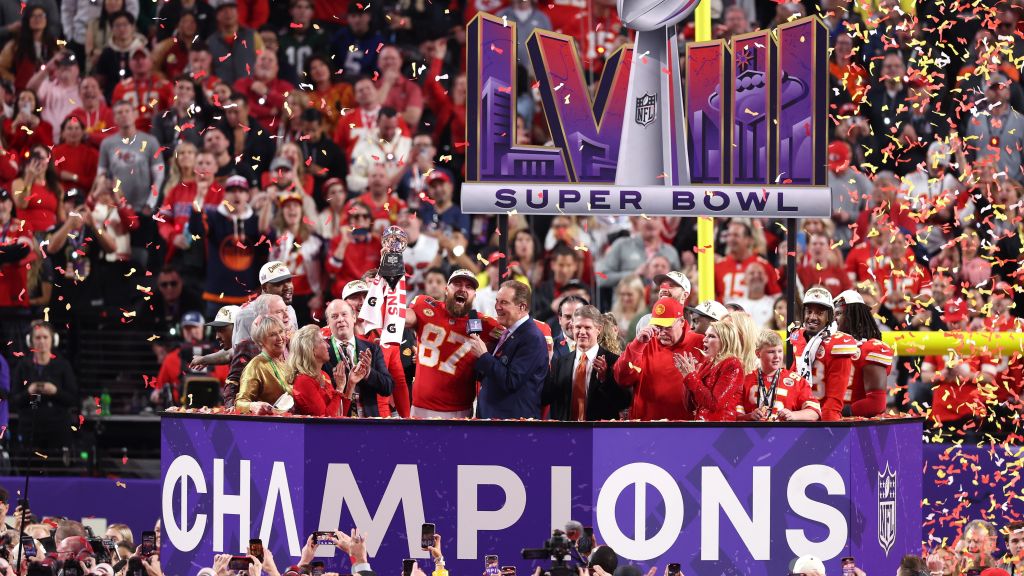 Jogadores e comissão do Kansas City Chiefs comemoram o título no Super Bowl LVIII