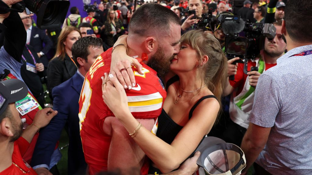 Travis Kelce e Taylor Swift se beijam na comemoração do título