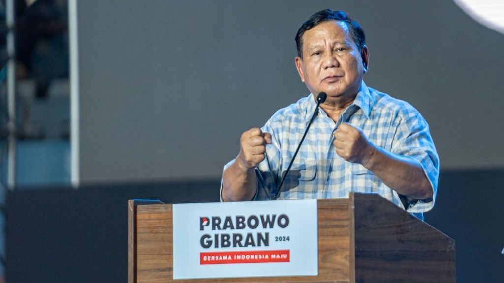 Candidato presidencial indonésio Prabowo Subianto fala a apoiadores em um evento em 14 de fevereiro de 2024 em Jacarta, Indonésia