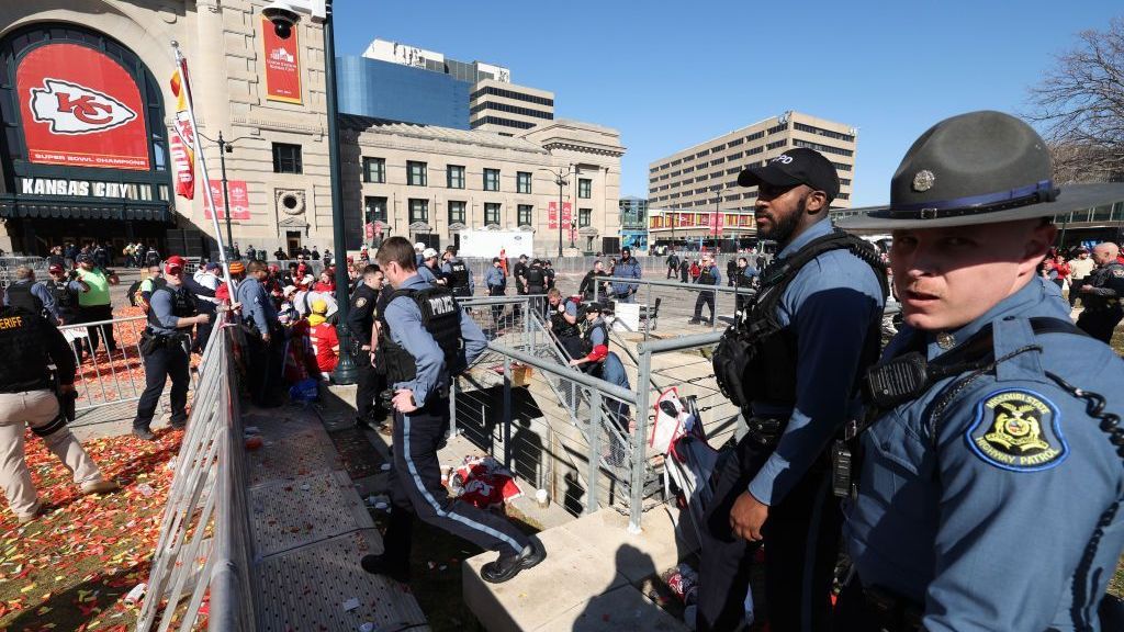 Polícia responde a um tiroteio na Union Station durante o desfile da vitória do Kansas City Chiefs Super Bowl LVIII em 14 de fevereiro de 2024 em Kansas City, Missouri