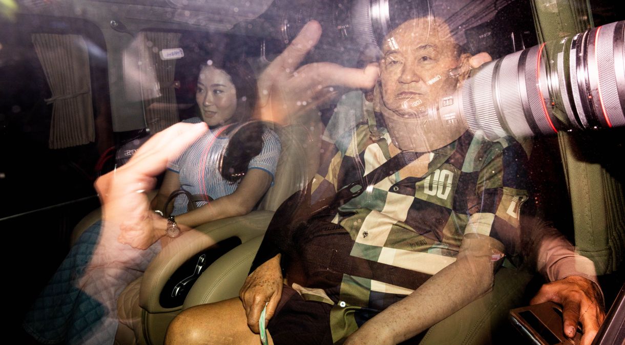Ex-primeiro-ministro da Tailândia Thaksin Shinawatra chega à sua residência familiar após ser liberado do hospital em 18 de fevereiro de 2024, em Bangkok, Tailândia