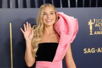 SAG Awards 2024: Margot Robbie mantém homenagem à Barbie em look