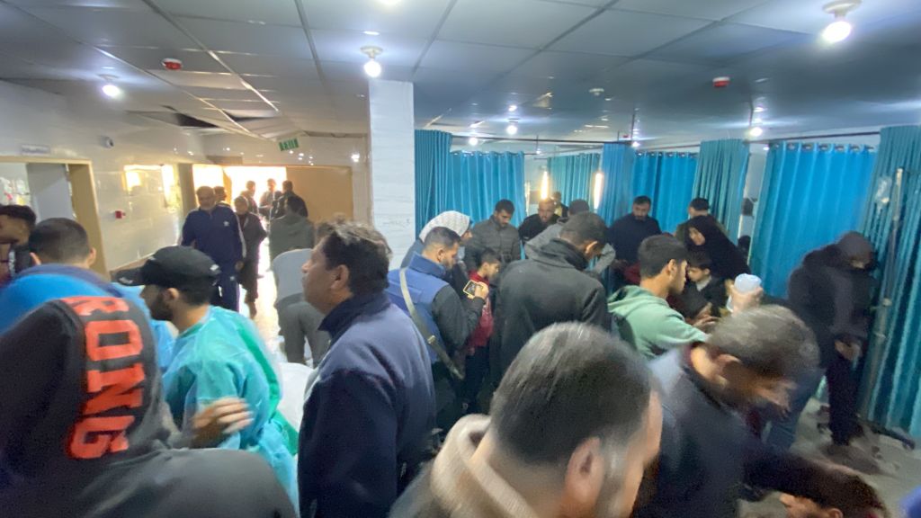 Palestinos feridos são levados ao hospital Kamal Adwan para tratamento médico após caos durante distribuição de ajuda alimentar em Gaza.