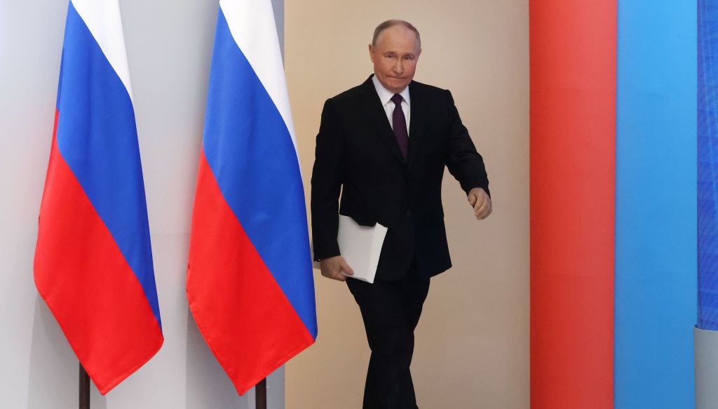 O presidente russo Vladimir Putin sobe ao palco para discurso anual ao Parlamento, em 29 de fevereiro de 2024.