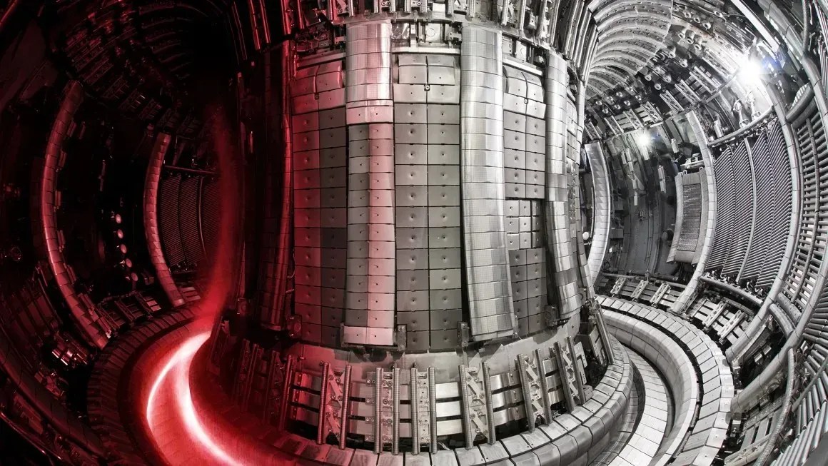 O interior do tokamak JET, que realizou o último grande experimento de fusão nuclear