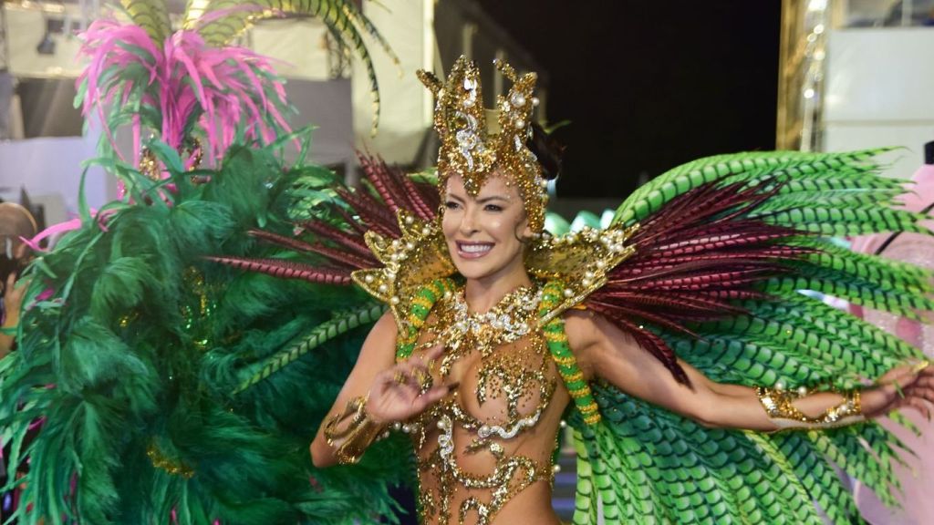 Jaquelline-Grohalski, campeã da última edição de A Fazenda, desfilou pela Barroca Zona Sul