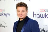 Jeremy Renner relata experiência de quase morte após grave acidente na neve