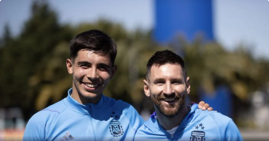 Juan Sforza ao lado de Lionel Messi com a camisa da Seleção Argentina