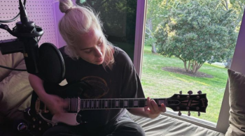 Cantora vem publicando fotos nas redes sociais com instrumentos e dentro de estúdios