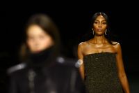 Naomi Campbell aparece de surpresa em desfile da Burberry