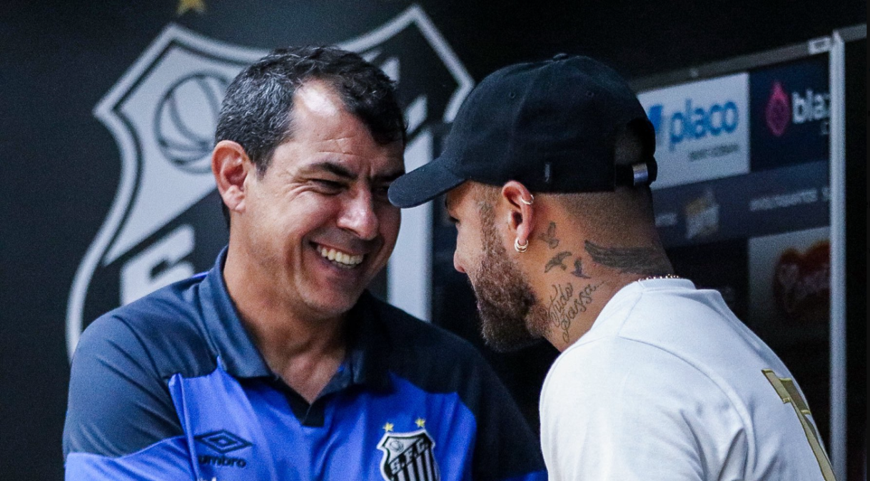Neymar abraça Carille após vitória do Santos contra o Corinthians