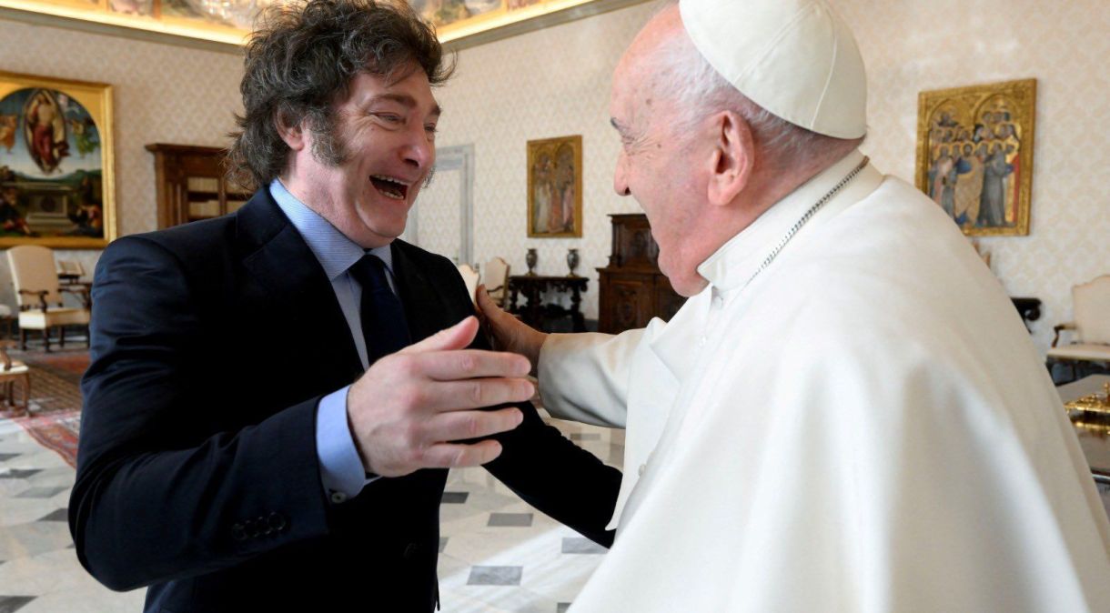 Papa Francisco e Javier Milei em reunião no Vaticano nesta segunda-feira (12)