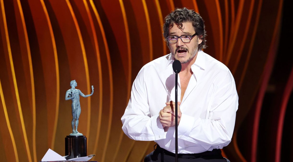 Pedro Pascal recebe prêmio de Melhor Ator em Série Dramática por “The Last of Us” no SAG Awards 2024