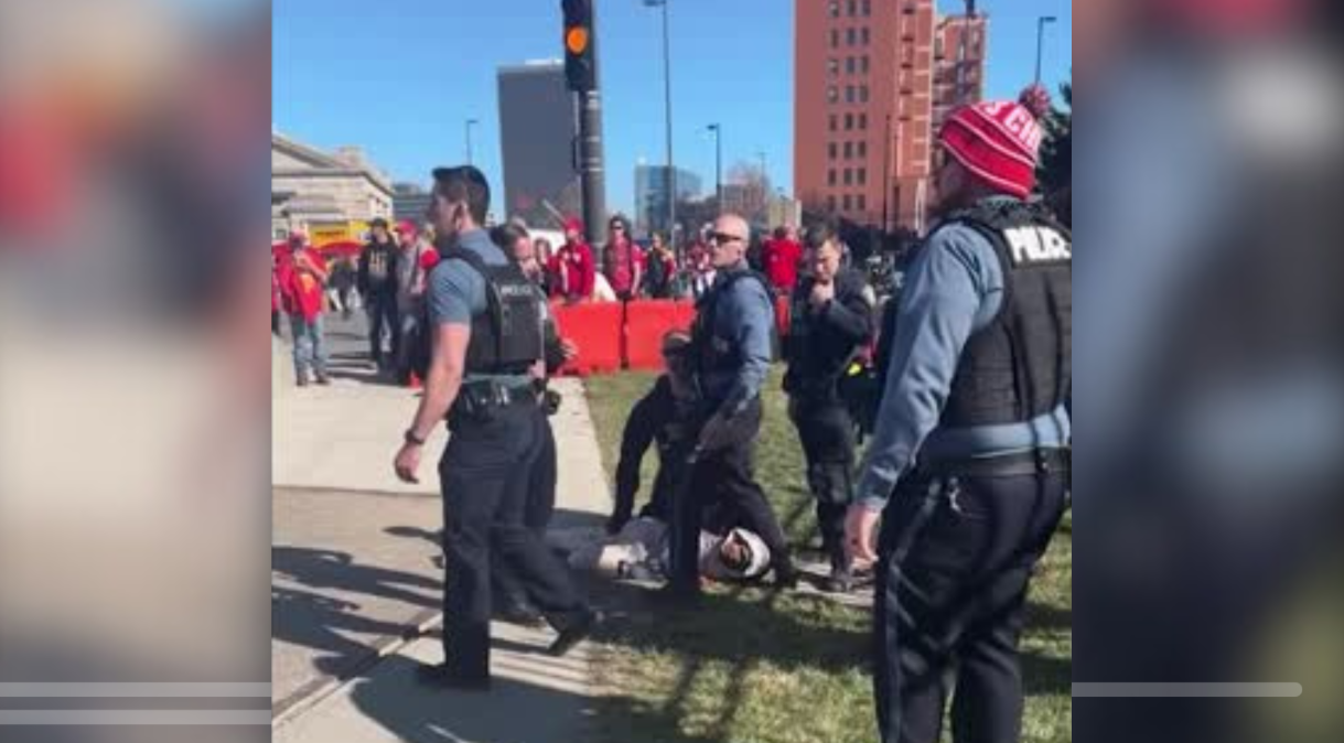 Testemunhas oculares mostra a polícia prendendo um suspeito durante o desfile no Kansas após ser imobilizado por membros do público