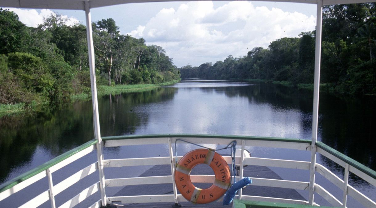 Embarcação navega pelo Rio Negro, na Amazônia