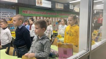Quase 2.200 crianças frequentam aulas nas cinco metrô escolas nas estações de Kharkiv, são 106 turmas do 1º ao 11º ano circulando pelas 19 salas de aula construídas no subsolo