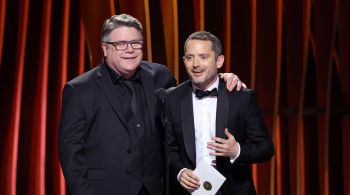 Elijah Wood e Sean Astin subiram ao palco para anunciar um dos prêmios da noite