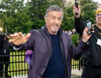 Sylvester Stallone faz alerta após incidente traumático em "Os Mercenários"