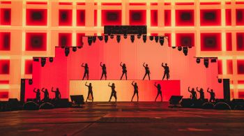 Um dos principais grupos femininos do k-pop, TWICE entregou show com vocais ao vivo, coreografia e fogos de artifício