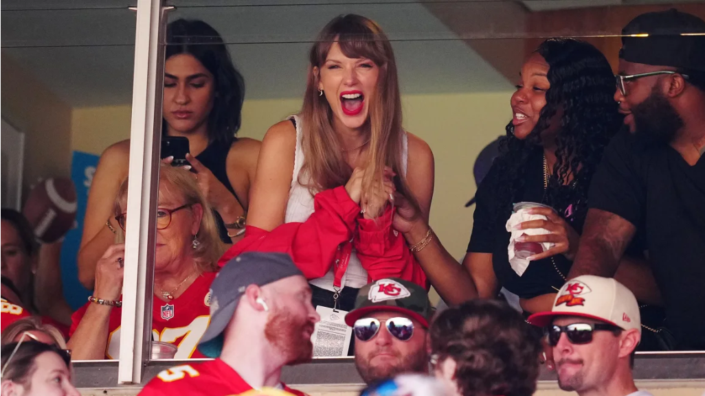 Taylor Swift comparece ao jogo do Chiefs contra o Chicago Bears