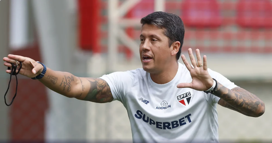 Técnico Thiago Carpini em treino do São Paulo