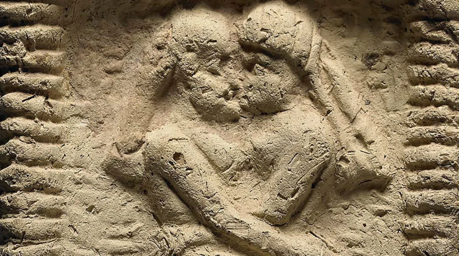 Um modelo de argila da Mesopotâmia datado de 1.800 a.C. mostra um casal nu entrelaçado em uma cama, fazendo sexo e se beijando