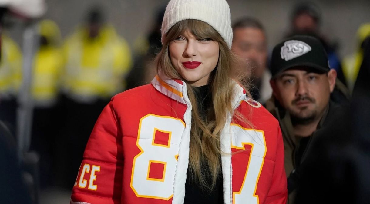 Taylor Swift usou uma jaqueta personalizada com o número da camisa do namorado Travis Kelce durante jogo do Kansas City Chiefs