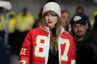 Taylor Swift doa US$ 100 mil para família de vítima de tiroteio em festa dos Chiefs