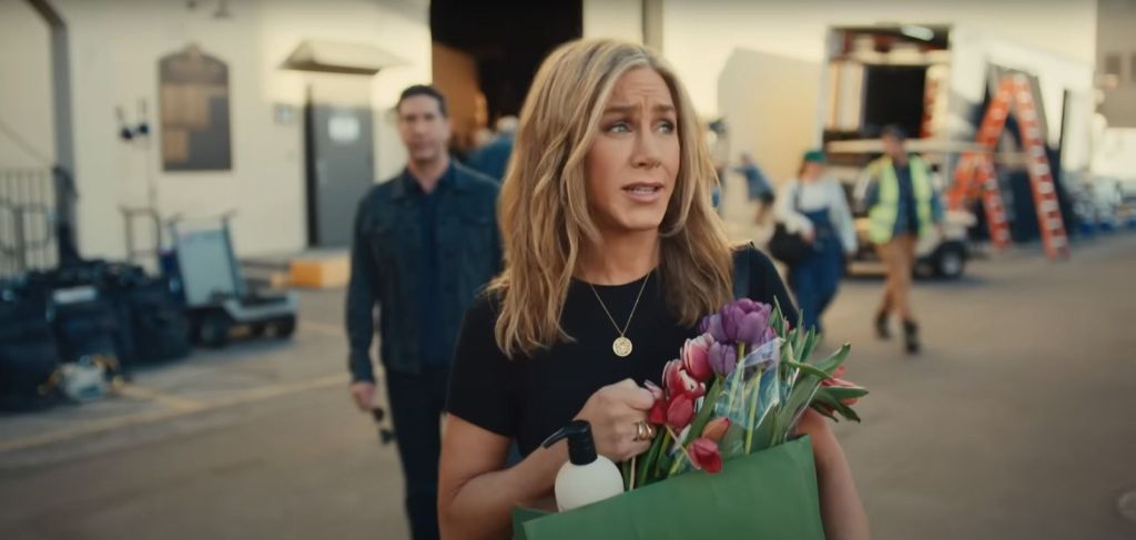 Jennifer Aniston e David Schwimmer (ao fundo, desfocado) em comercial da Uber Eats para o Super Bowl desse ano