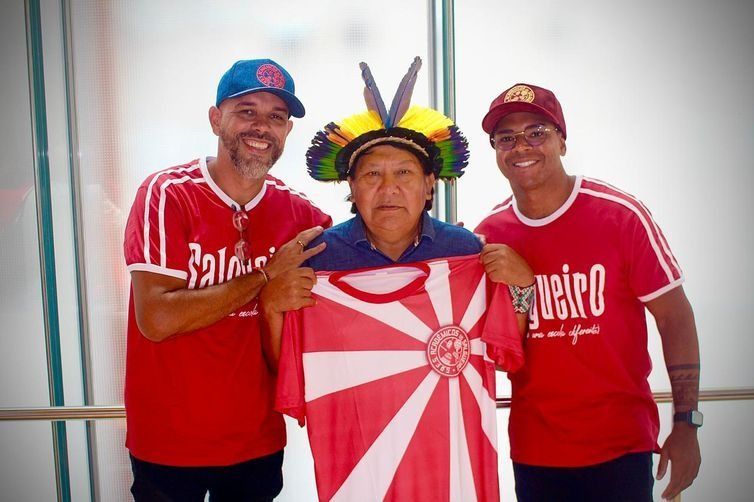 Carnavalesco Edson Pereira (à esquerda), enredista Igor Pereira (à direita) e xamã Yanomami Davi Kopenawa