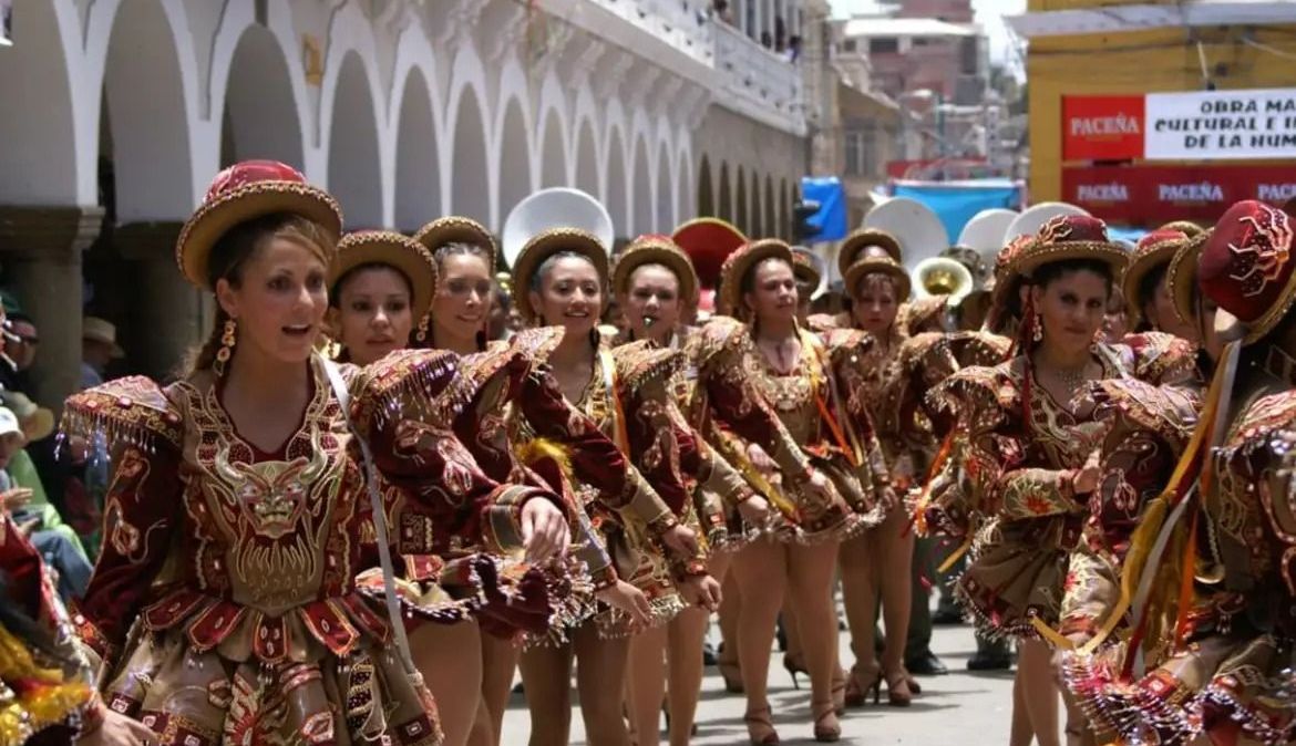 Festa na cidade de Oruro tem peregrinação de 3 quilômetros