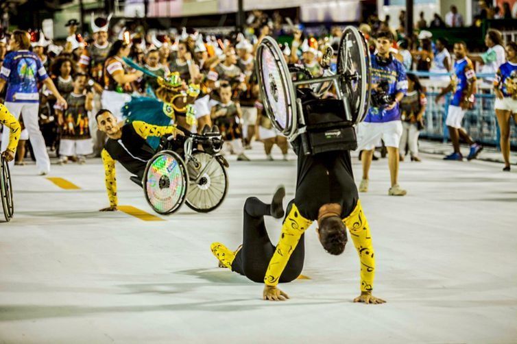 Cadeirantes participam de ala em escola de samba do RJ