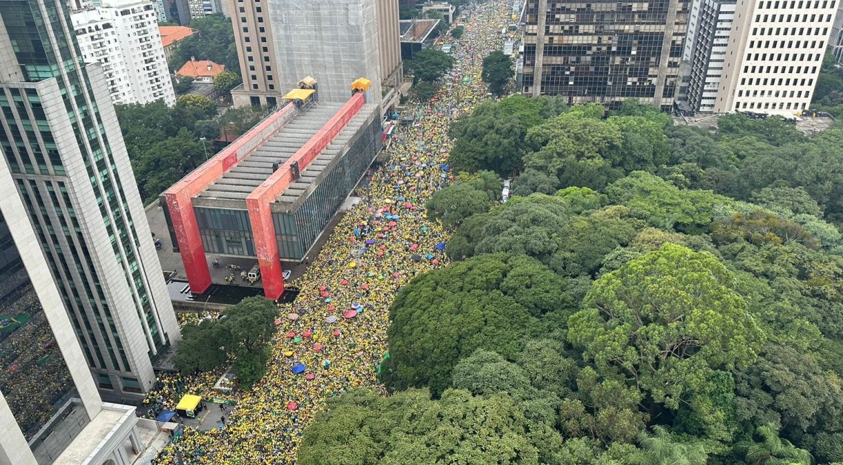 Bolsonaro e Michelle chegam a ato na Paulista